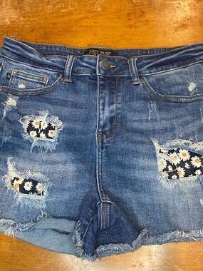 Judy Blue Daisy Distressed Cutoff Denim Shorts Size M